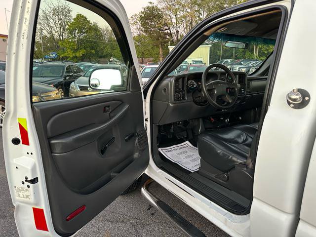 Used 2005 GMC Sierra 2500 W/T w/ Heavy-Duty Power Package RWD image 11