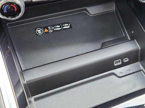 Used 2025 Chevrolet Suburban Premier image 27