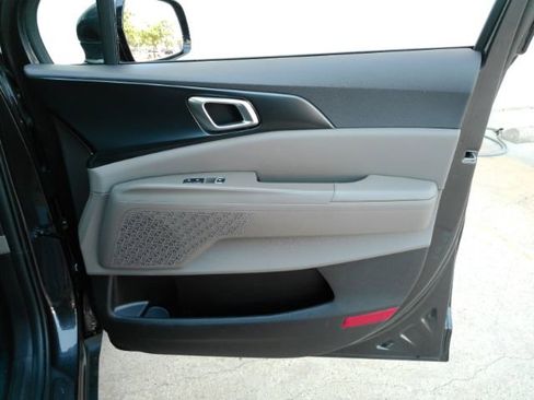 Used 2025 Kia Carnival FWD image 18