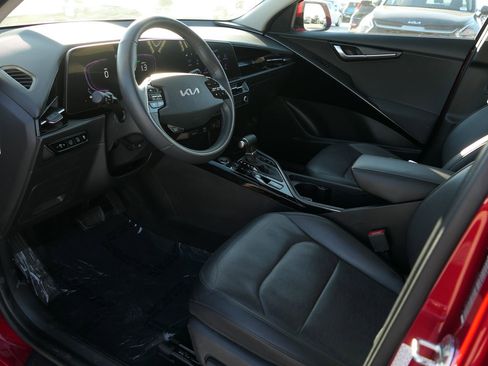 Used 2023 Kia Niro SX image 11