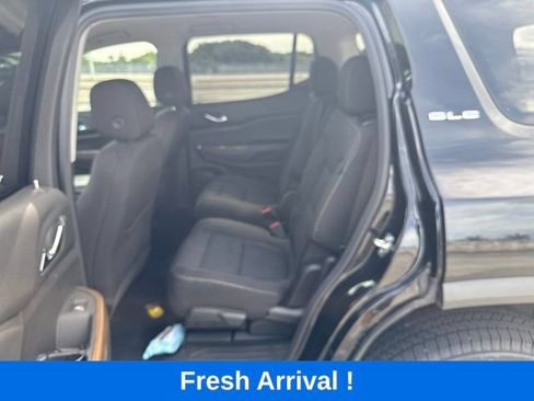 Used 2023 GMC Acadia SLE w/ Driver Convenience Package FWD image 3