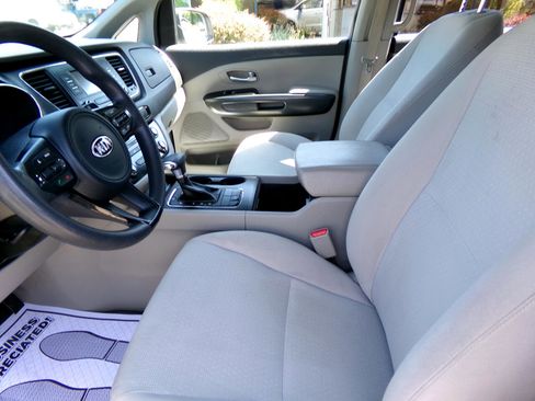 Used 2018 Kia Sedona L image 12