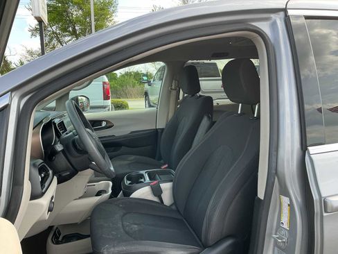 Used 2017 Chrysler Pacifica Touring Plus w/ Tire & Wheel Group FWD image 22