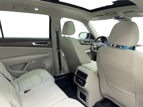 Used 2025 Volkswagen Atlas SEL image 49