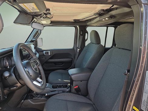 Used 2025 Jeep Wrangler Unlimited Sahara AWD/4WD image 13