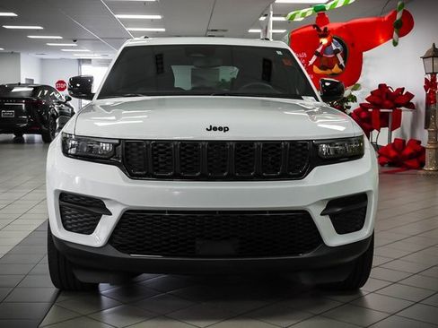 Used 2023 Jeep Grand Cherokee Altitude image 4