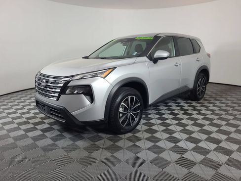 Used 2025 Nissan Rogue SV FWD image 7