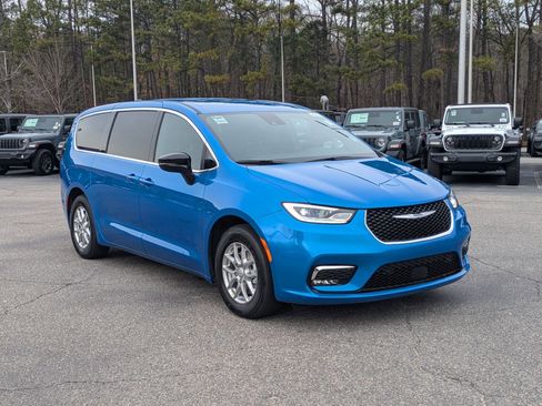 New 2026 Chrysler Pacifica Select image 3