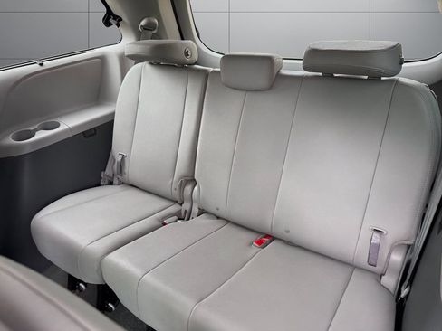 Used 2017 Toyota Sienna XLE Premium AWD/4WD image 16