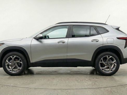 Used 2025 Chevrolet Trax LT FWD image 5