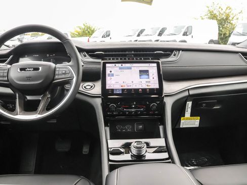 New 2025 Jeep Grand Cherokee Limited image 13