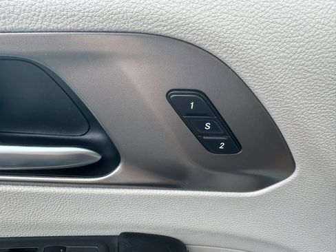 Used 2021 Chrysler Pacifica Touring-L FWD image 11