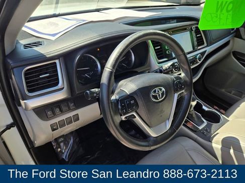 Used 2019 Toyota Highlander XLE AWD/4WD image 8