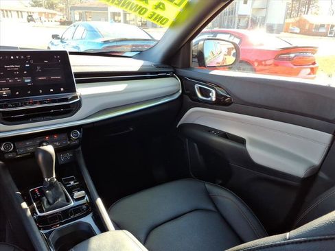 Used 2024 Jeep Compass Limited image 13