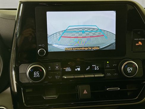 Used 2023 Toyota Highlander LE FWD image 25