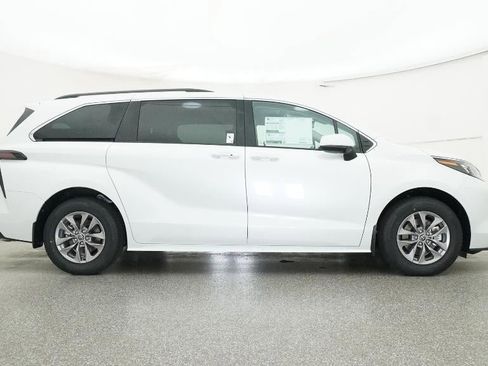 New 2026 Toyota Sienna XLE image 27