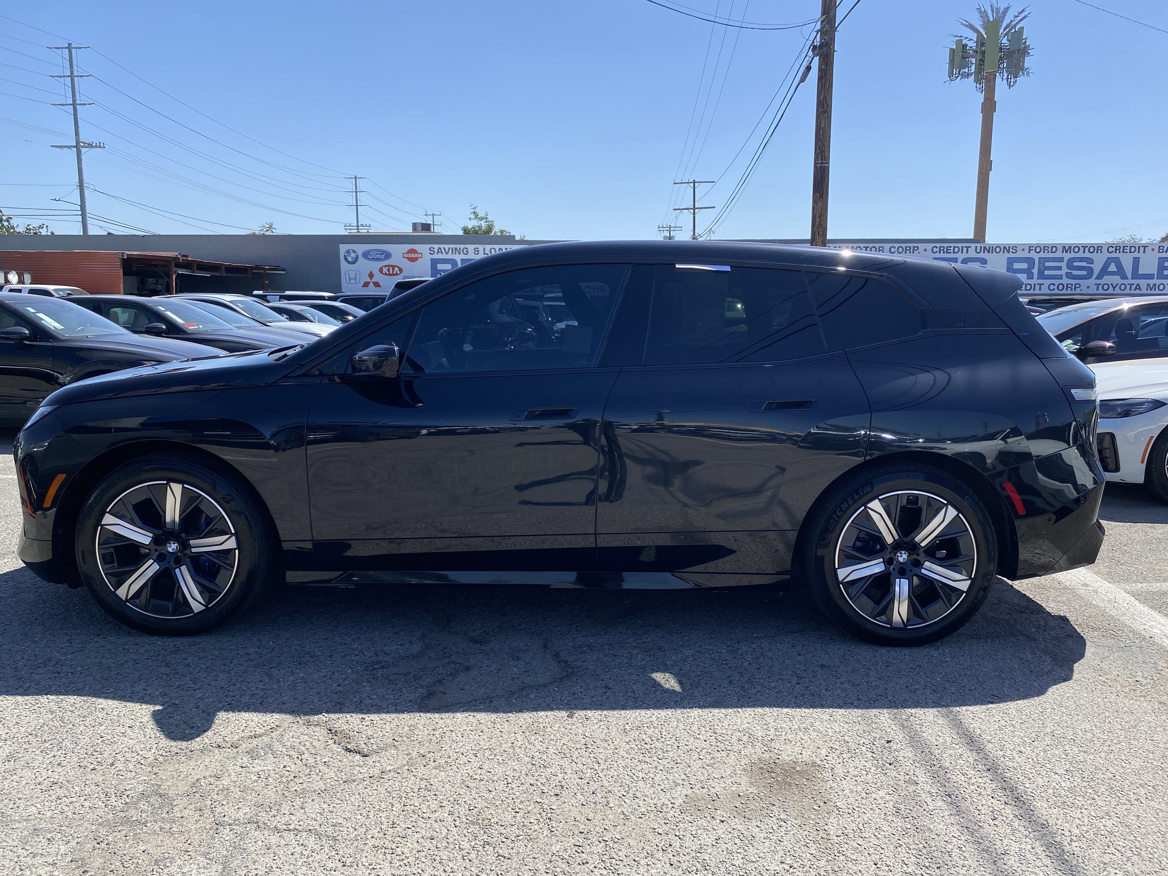 Used 2023 BMW iX xDrive50 w/ Premium Package AWD/4WD image 9