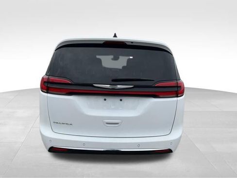 Used 2023 Chrysler Pacifica Touring-L FWD image 6
