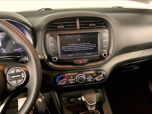 Certified 2025 Kia Soul LX image 6