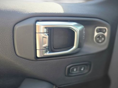 Used 2025 Jeep Wrangler Unlimited Sahara image 35