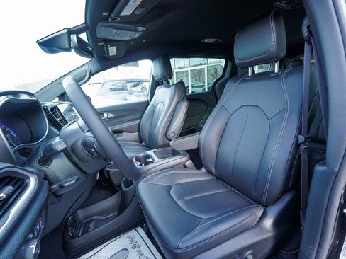 New 2026 Chrysler Pacifica Select image 31