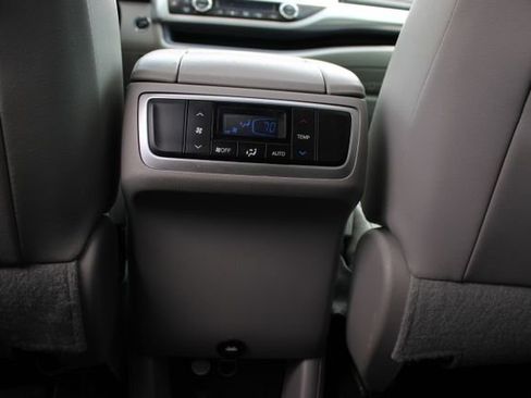 Used 2016 Toyota Highlander XLE FWD image 9