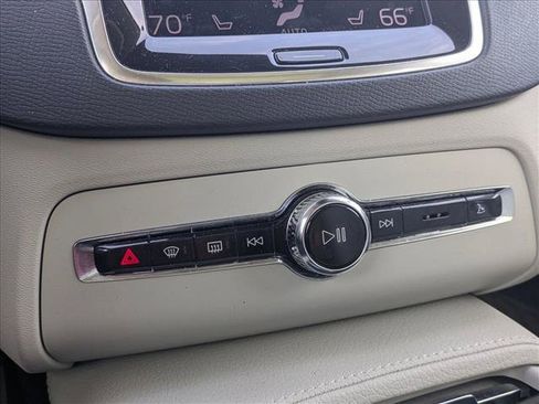 Used 2021 Volvo XC90 T5 Momentum w/ Climate Package FWD image 12