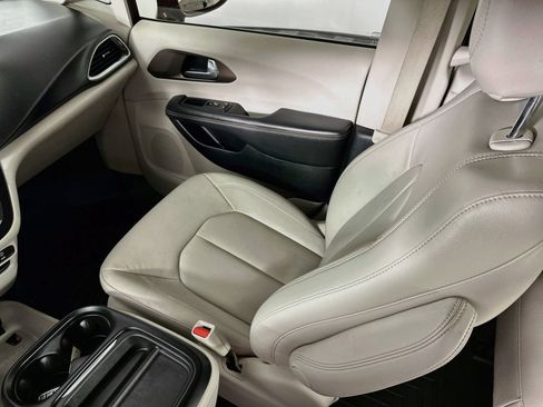Used 2017 Chrysler Pacifica Touring-L FWD image 23