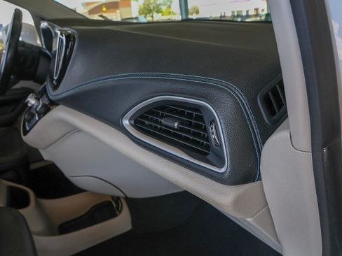 Used 2021 Chrysler Pacifica Touring-L FWD image 38