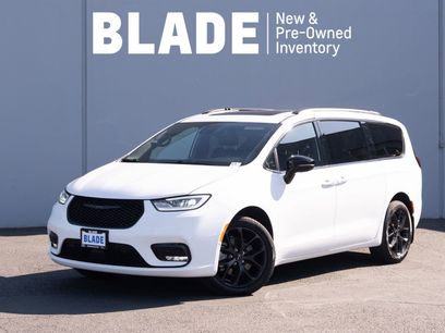 Used 2024 Chrysler Pacifica Limited w/ S Appearance Package