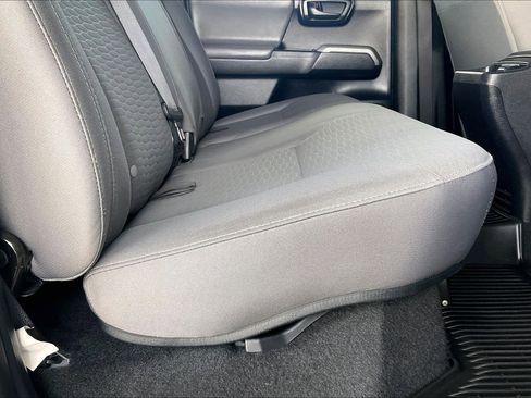 Used 2019 Toyota Tacoma SR5 AWD/4WD image 17