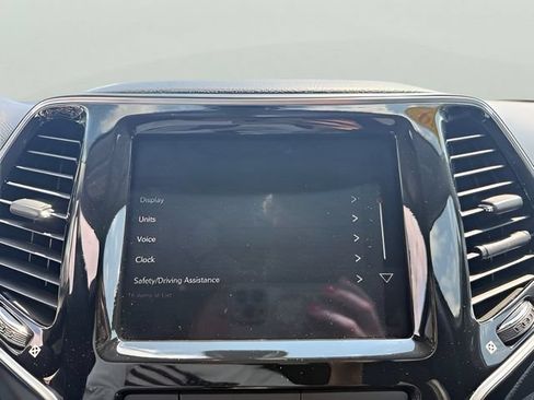 Used 2019 Jeep Cherokee Limited AWD/4WD image 25