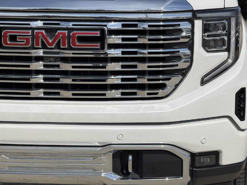 Used 2023 GMC Sierra 1500 Denali w/ Technology Package AWD/4WD image 8