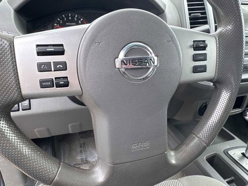 Used 2016 Nissan Frontier SV image 3