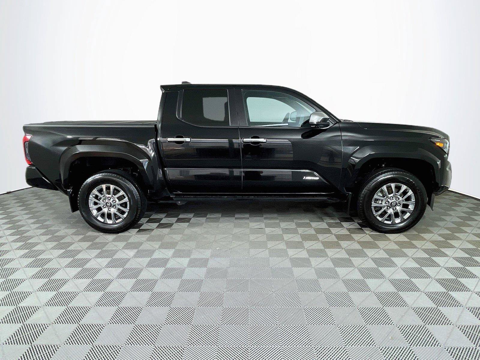 Used 2024 Toyota Tacoma Limited w/ Limited Package (LT) AWD/4WD image 11