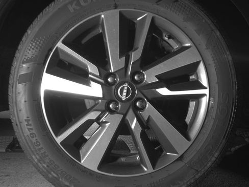 Used 2025 Nissan Versa SV FWD image 15