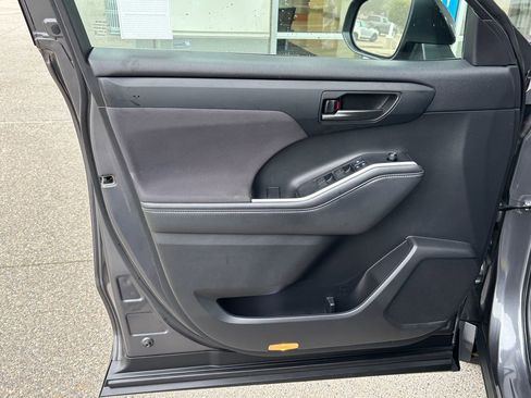 Used 2022 Toyota Highlander LE image 27