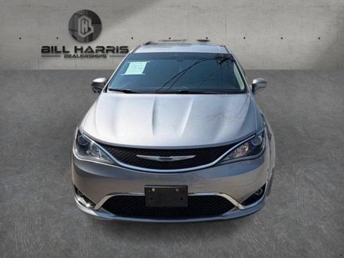 Used 2018 Chrysler Pacifica Touring-L w/ Tire & Wheel Group FWD image 1