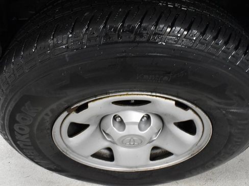 Used 2020 Toyota Tacoma SR image 9