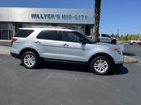 Used 2015 Ford Explorer XLT w/ Equipment Group 202B AWD/4WD image 2