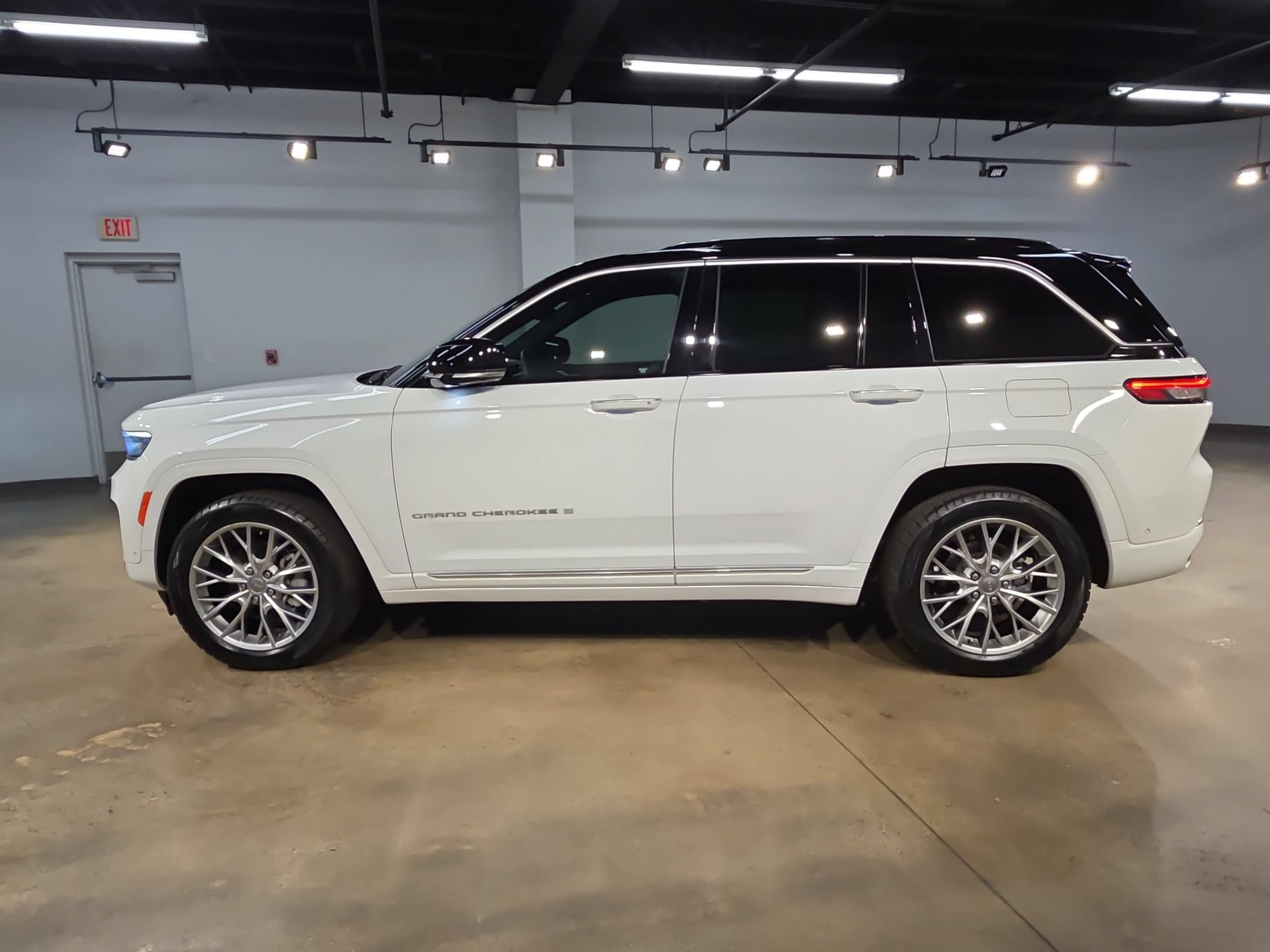 Used 2024 Jeep Grand Cherokee Summit w/ Luxury Tech Group V AWD/4WD image 4