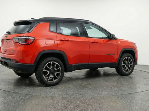 Used 2025 Jeep Compass Trailhawk AWD/4WD image 9