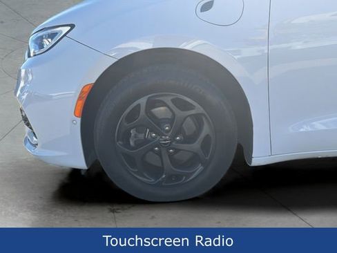 Used 2024 Chrysler Pacifica Select image 27