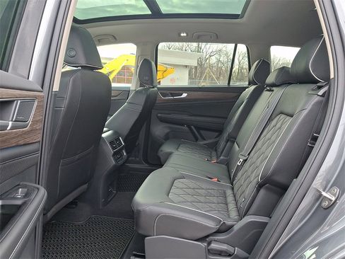 Certified 2025 Volkswagen Atlas SEL Premium R-Line image 10