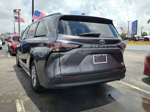 Used 2025 Toyota Sienna XLE FWD image 8
