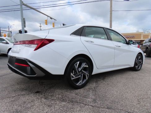 Used 2025 Hyundai Elantra Limited image 2