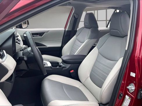 Used 2020 Toyota RAV4 XLE Premium FWD image 21