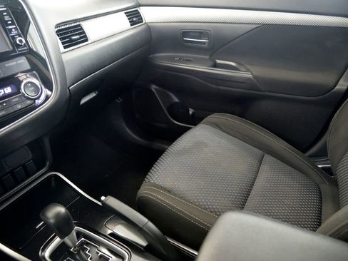 Used 2017 Mitsubishi Outlander ES FWD image 26
