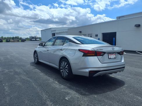 Used 2024 Nissan Altima 2.5 SV FWD image 7