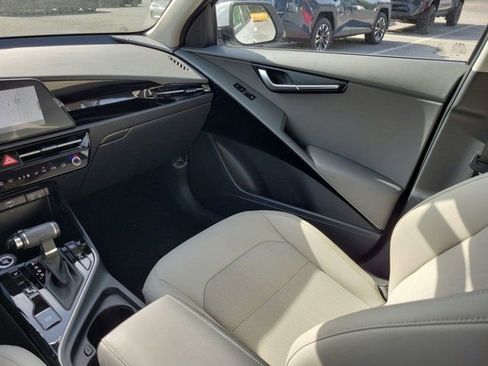 Used 2025 Kia Niro EX FWD image 23